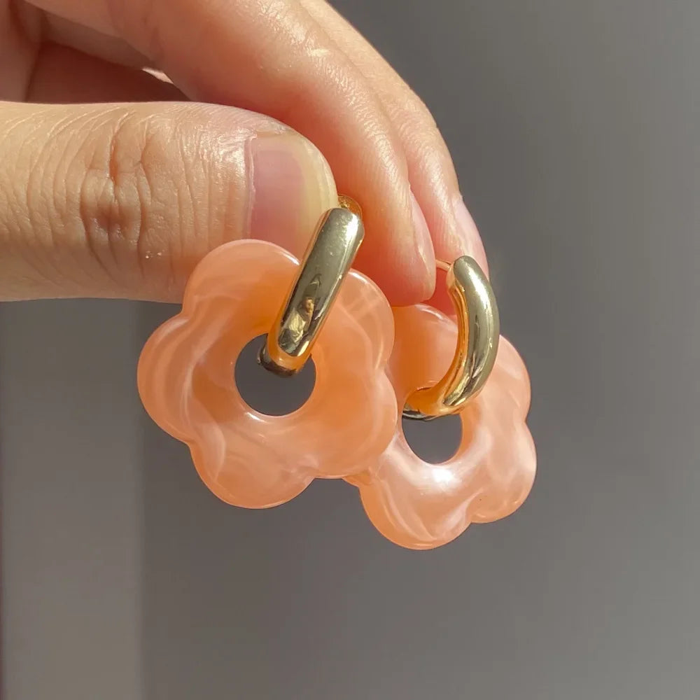 Boucle d'oreille créole avec fleurs colorées