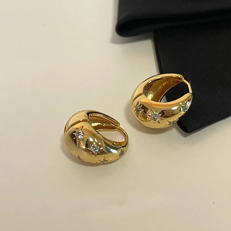 Boucles d'oreilles créoles en goutte dorées avec étoiles