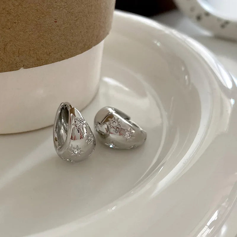 Boucles d'oreilles créoles en goutte dorées avec étoiles