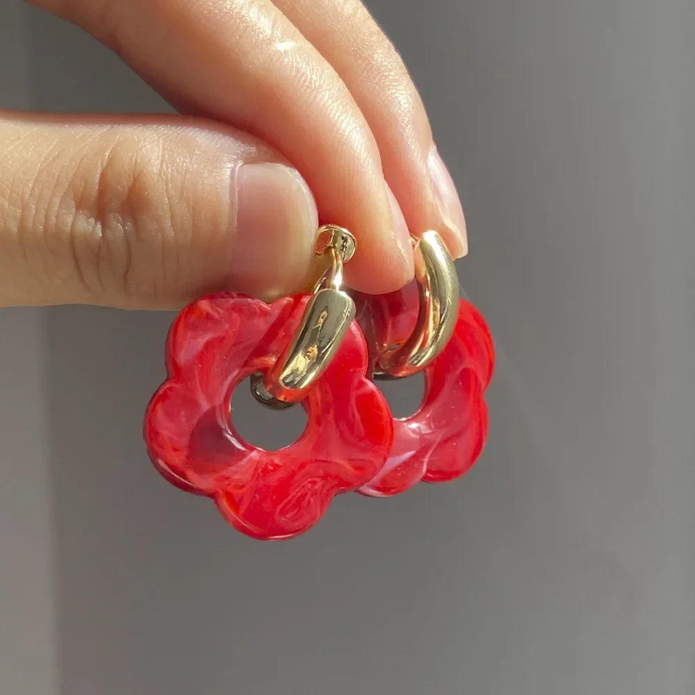 Boucle d'oreille créole avec fleurs colorées