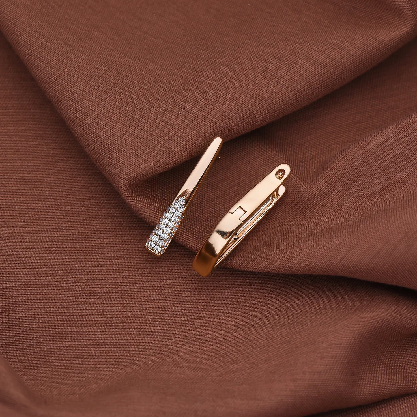 boucle d'oreille créole or rose avec diamant