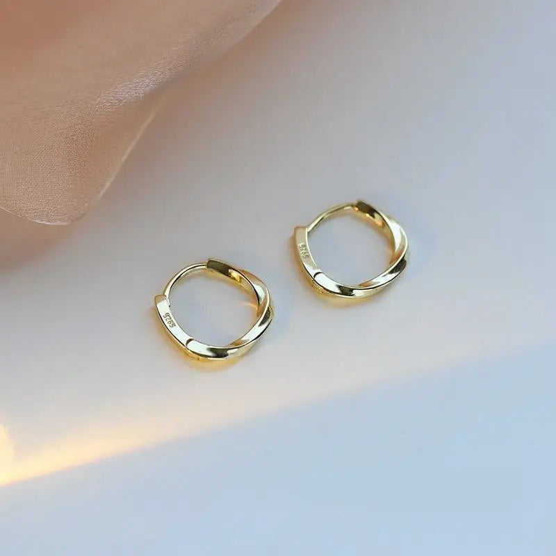 Boucles d'oreilles créoles en goutte dorées avec étoiles