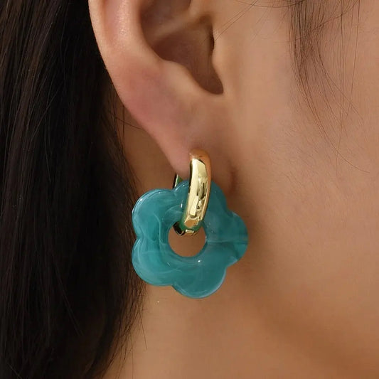 Boucle d'oreille créole avec fleurs colorées