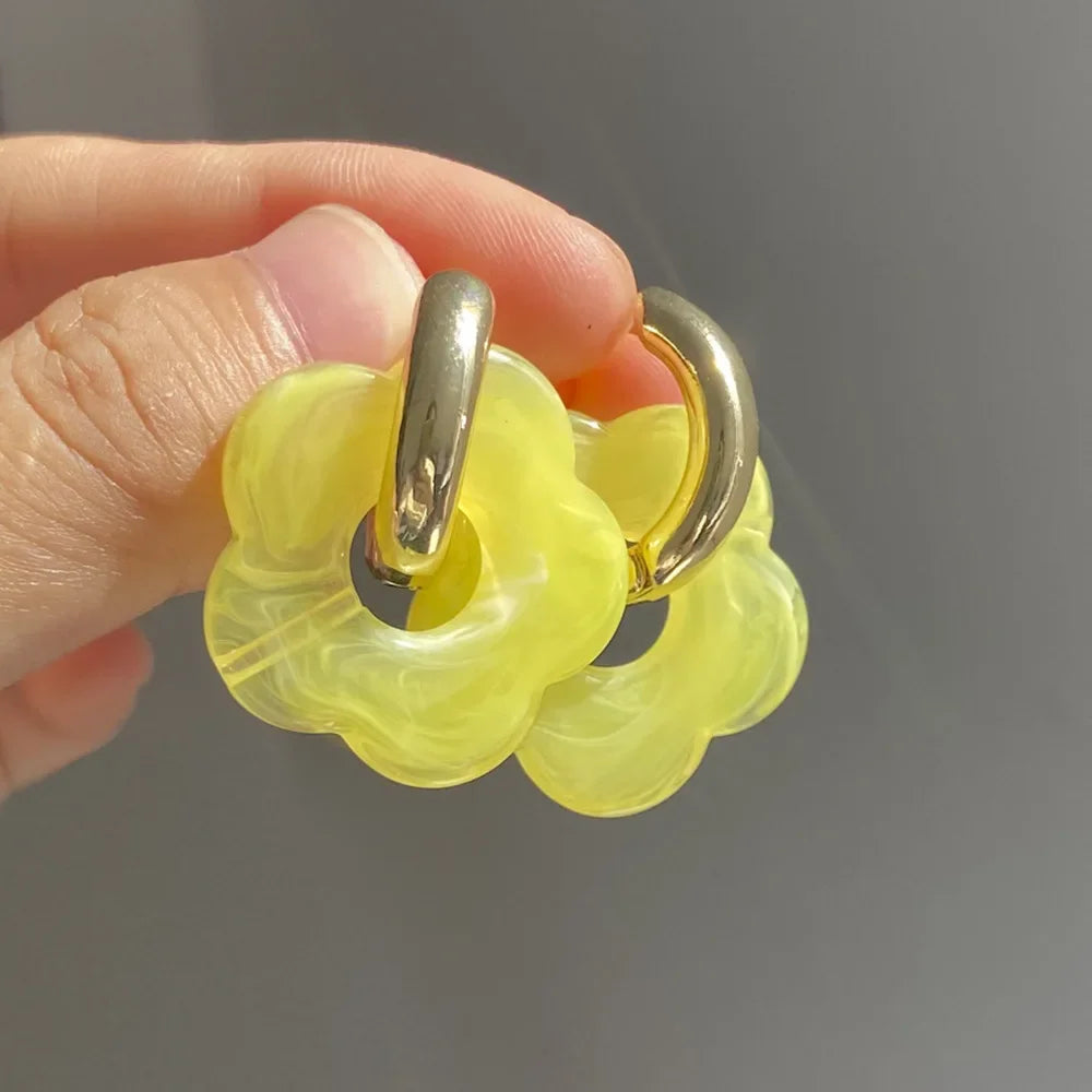 Boucle d'oreille créole avec fleurs colorées