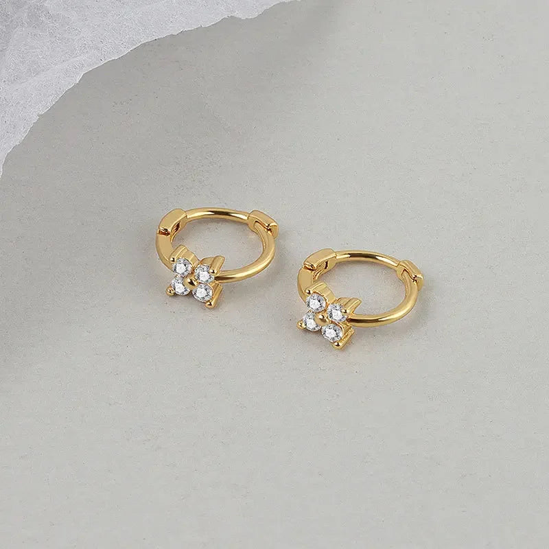 Petites boucles d'oreilles créole avec pendentif