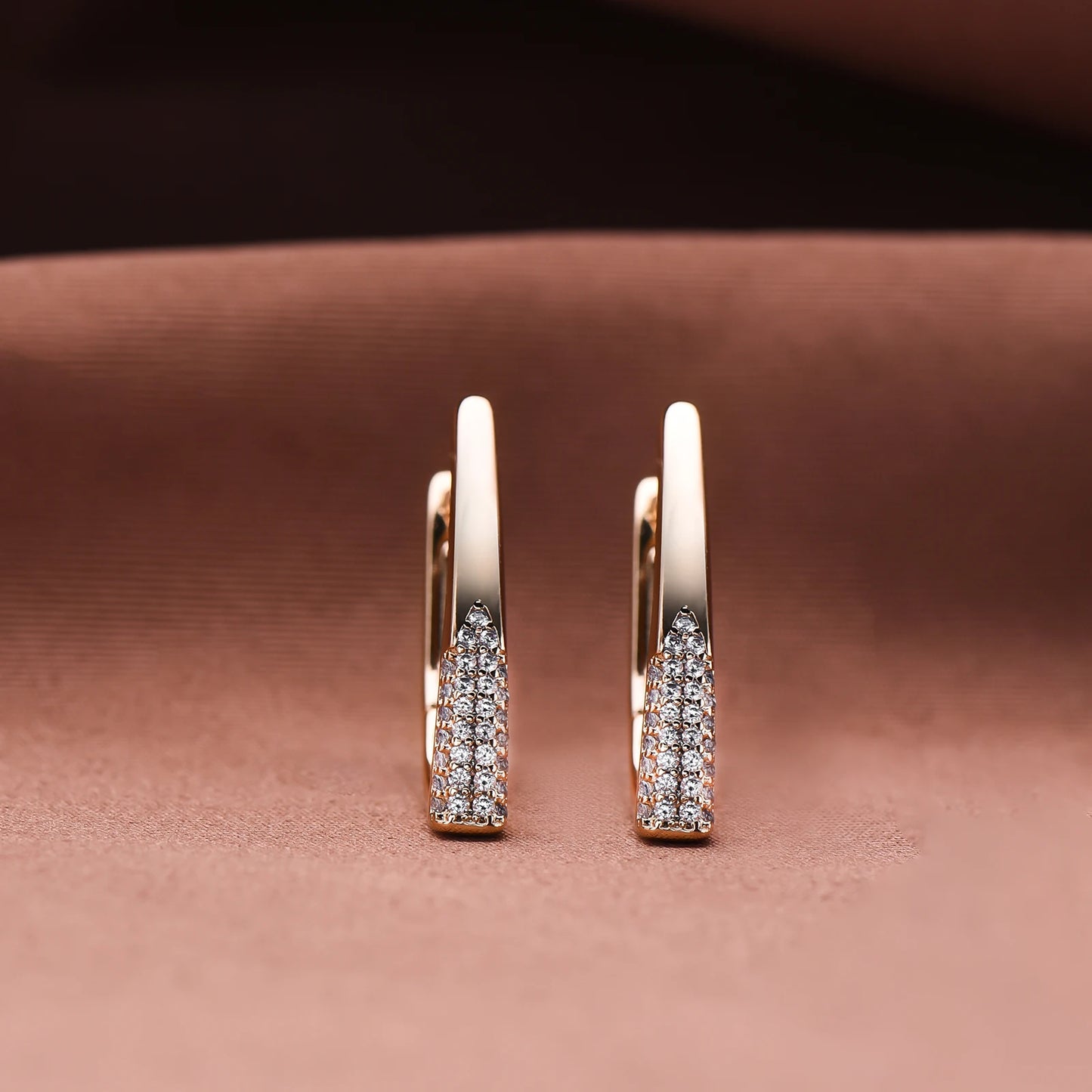 boucle d'oreille créole or rose avec diamant