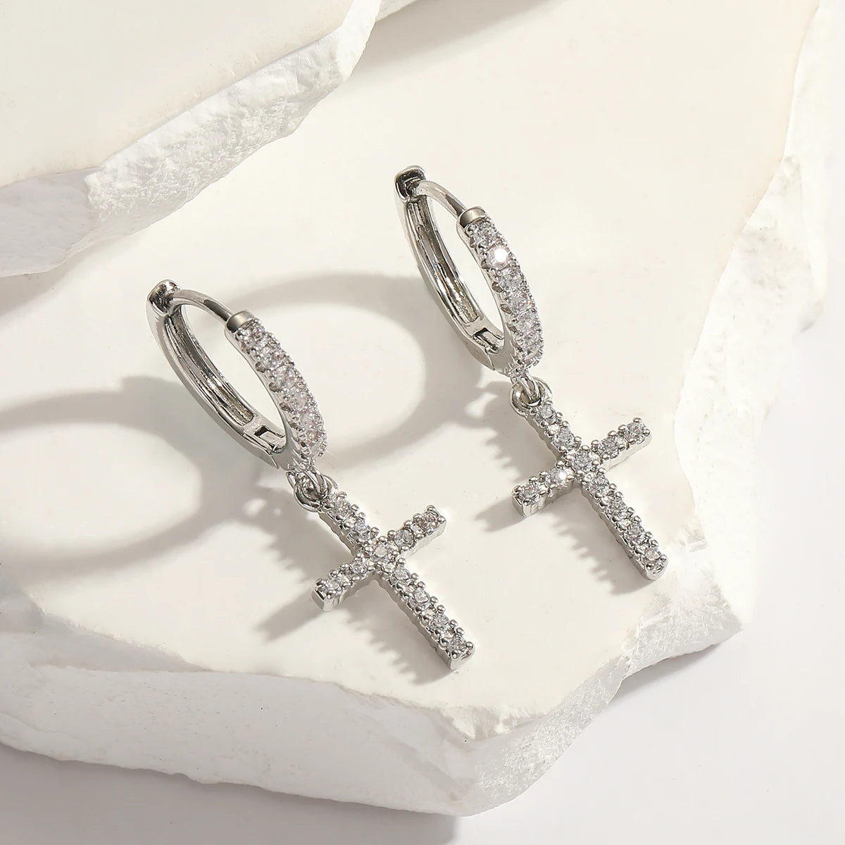 boucle d'oreille créole pendentif croix strass femme